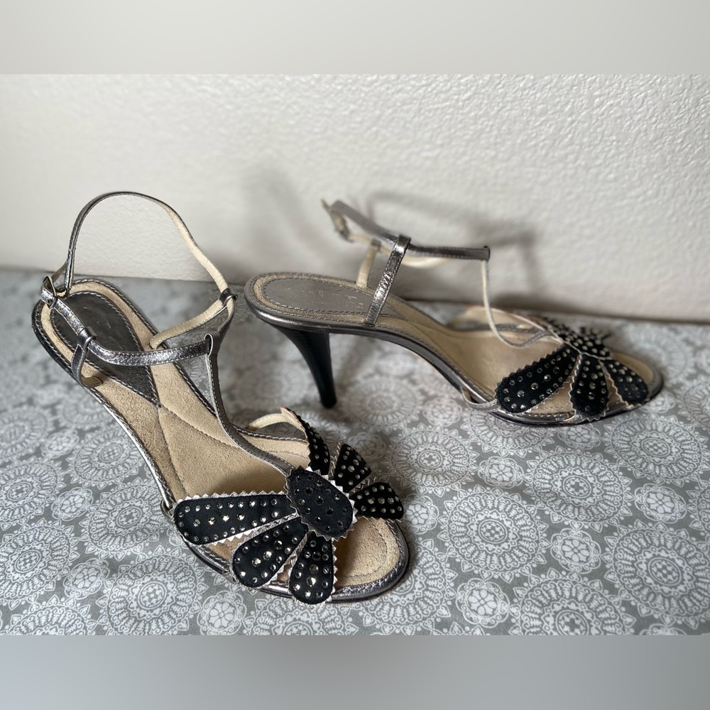 tyler. Richard Tyler~Pewter/Black~Leather~
T-Strap~Buckle~Sandal~Heels~Size 10